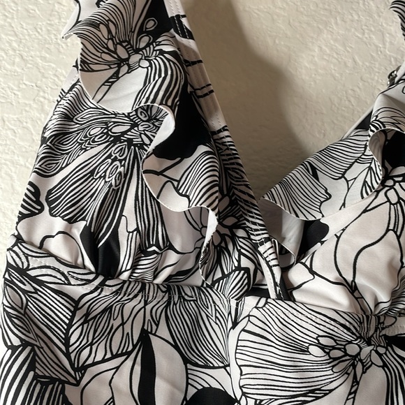 NWT STELLA PARKER Black and White Floral Swimsuit SIZE M - Picture 2 of 8